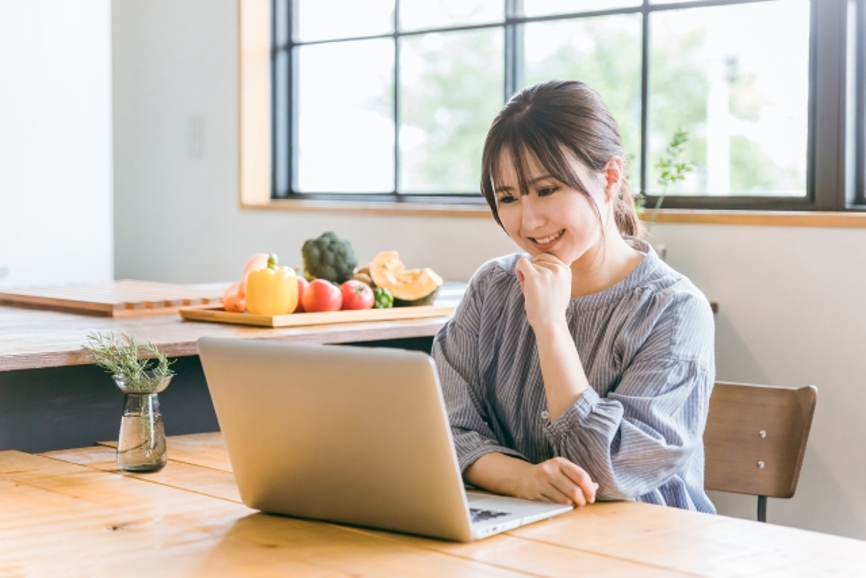 SNSを楽しむ女性