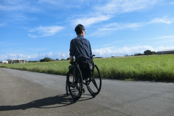 車いすに乗った男性の画像