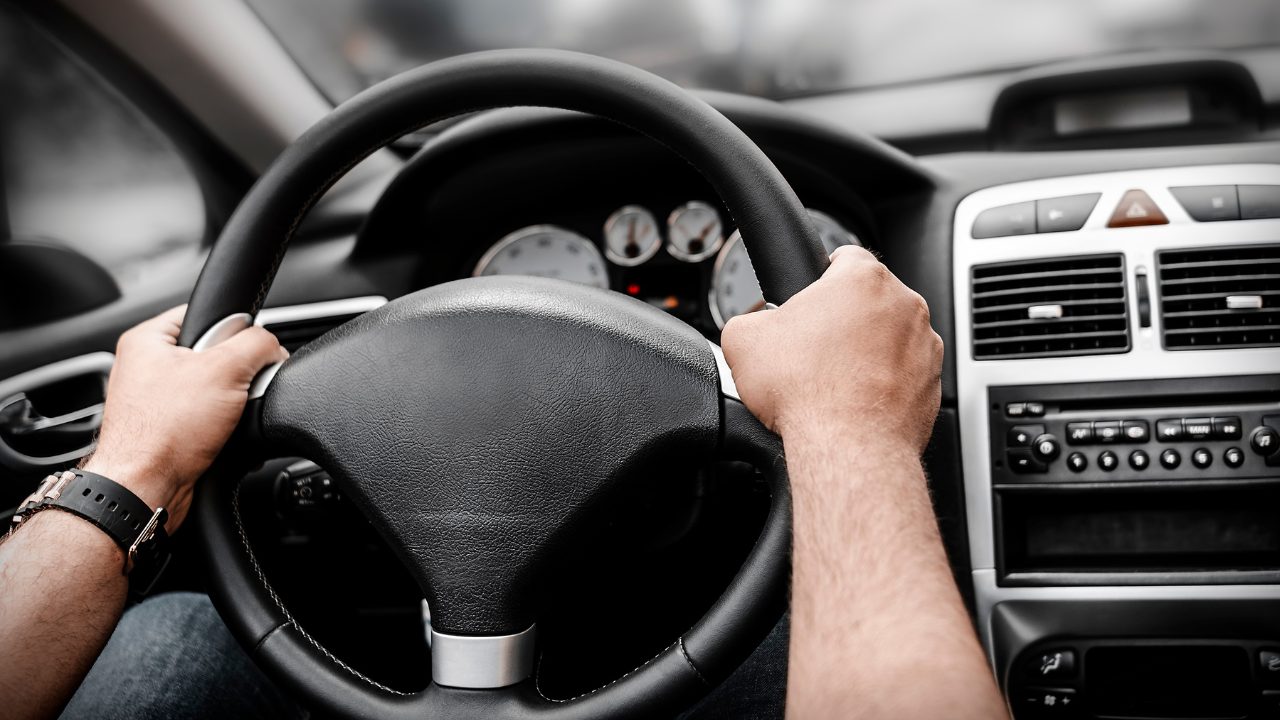 車を運転している人