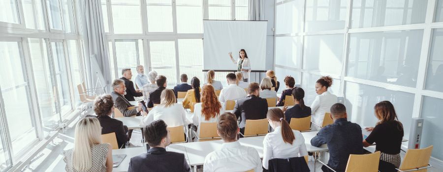 会議をしている人々