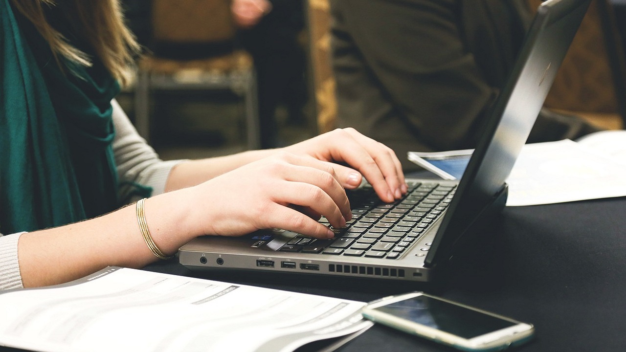 女性とPCの写真